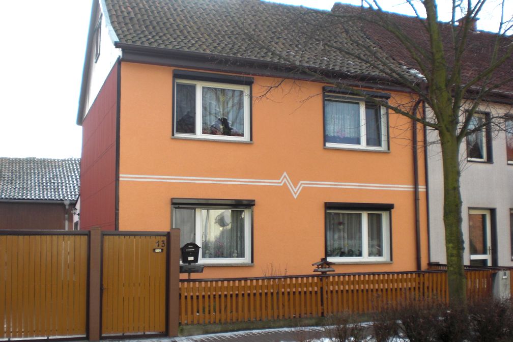 Helle freundliche Fassadengestaltung mit Dekorstreifen

Maler Nordhausen Sundhausen Sondershausen Lackierer