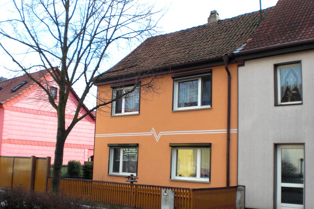 Fassadengestaltung Farbanstrich Dekorstreifen Strukturputz...