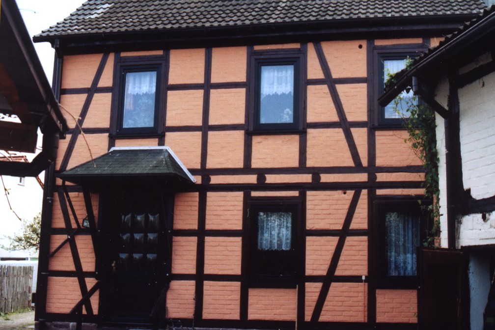 Fassadengestaltung Farbanstrich Dekorstreifen Strukturputz...