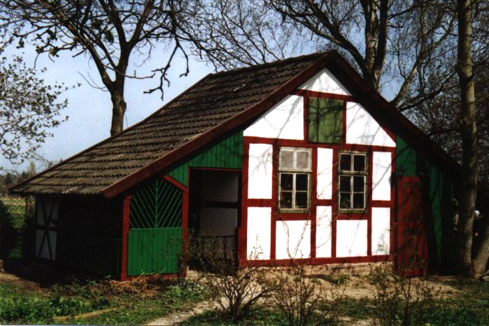 Fassadengestaltung Farbanstrich Dekorstreifen Strukturputz...